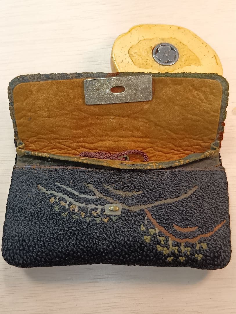 煙草入れ農村図相良刺し夫婦鶏前金具　家紋金工セイウチ牙根付