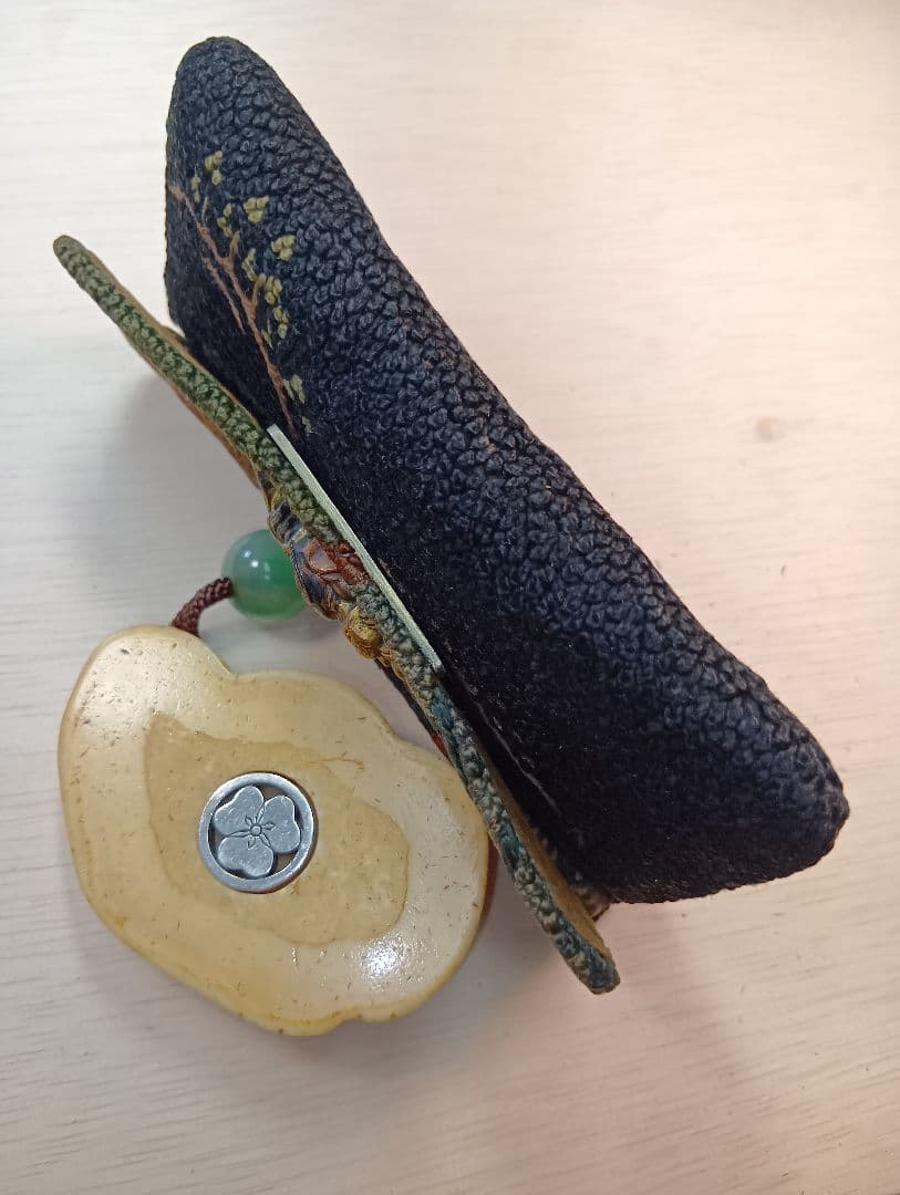 煙草入れ農村図相良刺し夫婦鶏前金具　家紋金工セイウチ牙根付