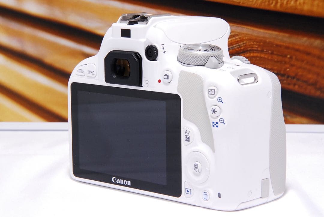 【ショット数700回】Canon EOS kiss X7 ホワイト スマホ転