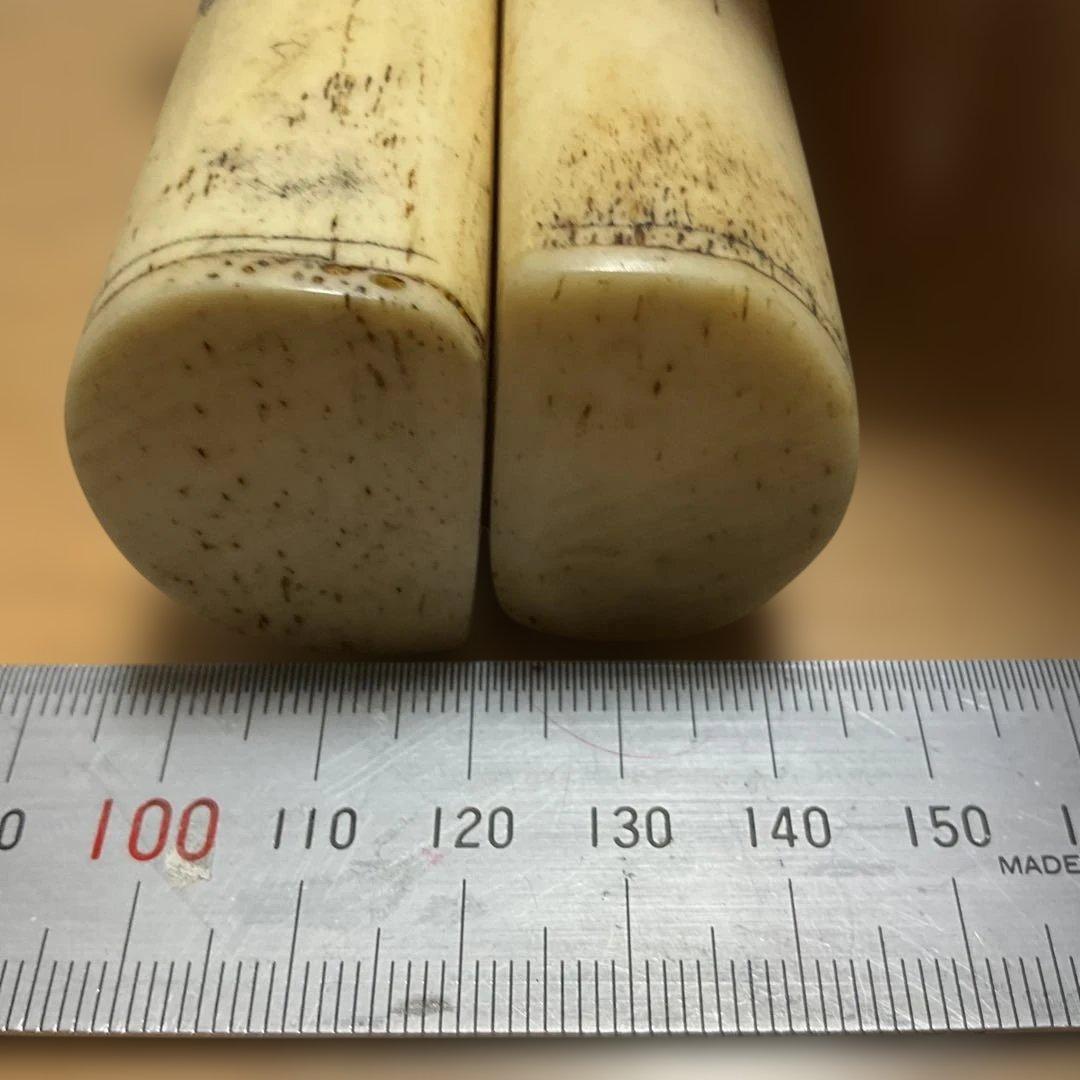 動物の骨製の彫刻文鎮一対