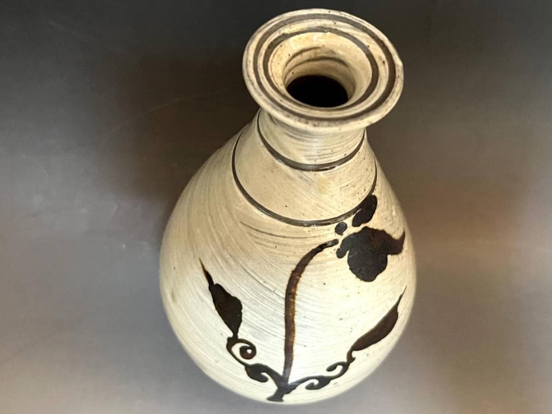 花瓶■韓国人間国宝 樊川窯【安東五作】白釉刷毛目唐草花紋 花器 韓国人間文化財■