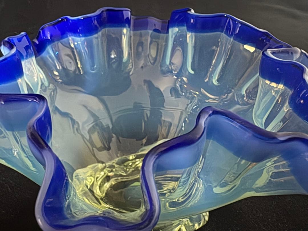 大正ガラス　和ガラス氷コップ　ウランガラス　シェル型　青フリル縁　アンティーク