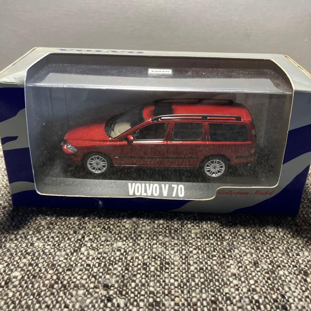 1/43 ミニカー　ボルボvolvo V70レッド　ディーラー正規品モデルカー