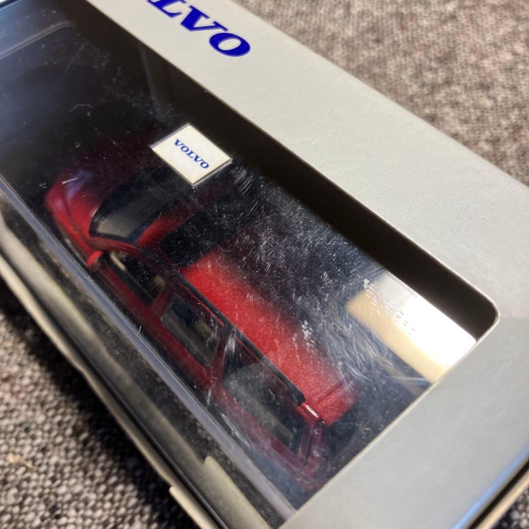1/43 ミニカー　ボルボvolvo V70レッド　ディーラー正規品モデルカー