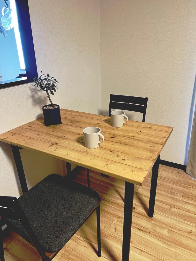無垢材ダイニングテーブルとIKEAの椅子2脚