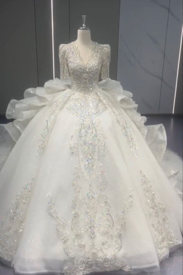 白ウェディングドレス　ティアラとブライダルインナーセット付き