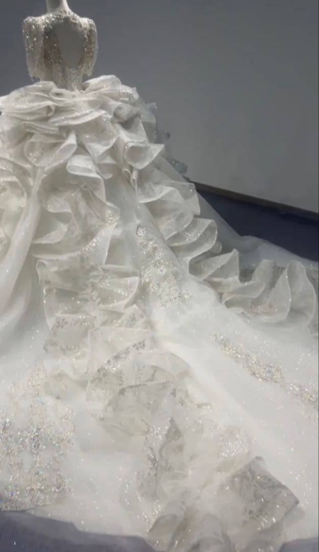 白ウェディングドレス　ティアラとブライダルインナーセット付き