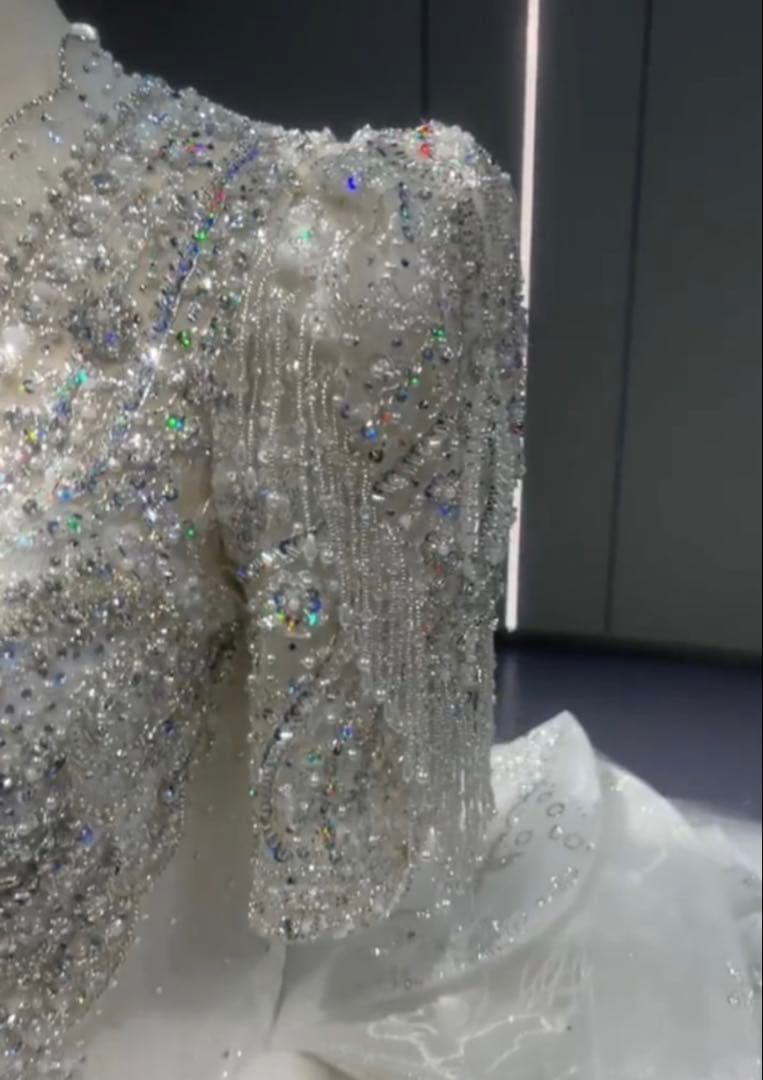 白ウェディングドレス　ティアラとブライダルインナーセット付き