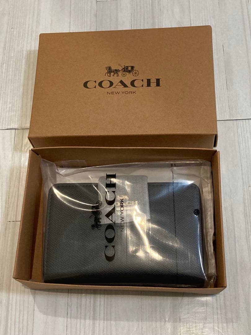 新品✨COACH ブラック レザー 二つ折り 財布 シンプル