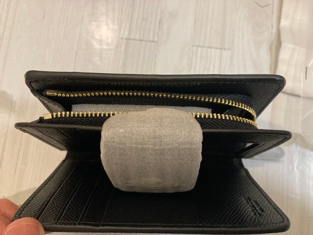 新品✨COACH ブラック レザー 二つ折り 財布 シンプル