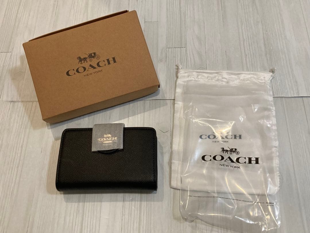 新品✨COACH ブラック レザー 二つ折り 財布 シンプル