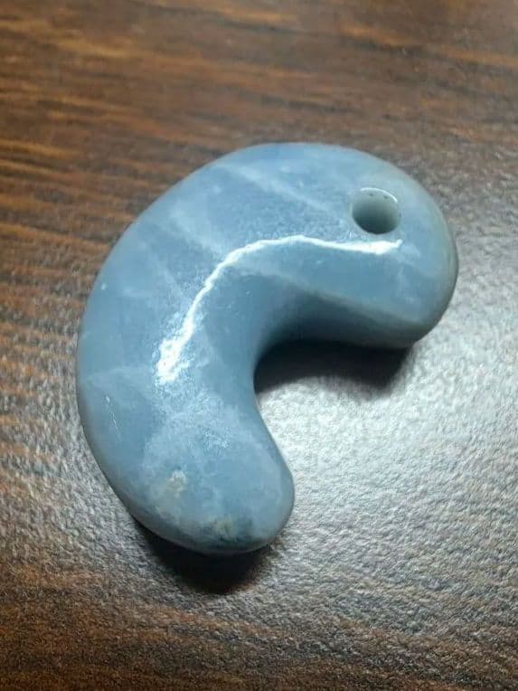 値下げしました【透過抜群】上質 糸魚川 翡翠 入コン沢 勾玉 13g 30mm