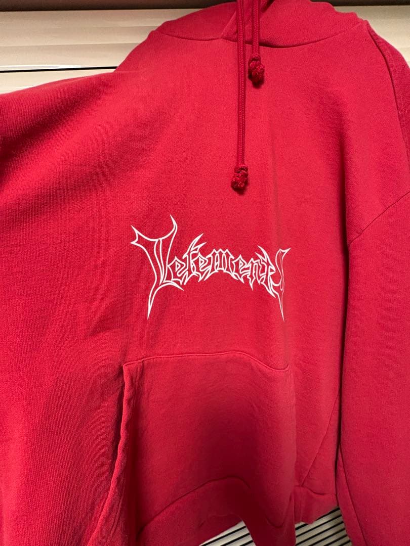 韓国限定 メタルロゴパーカー