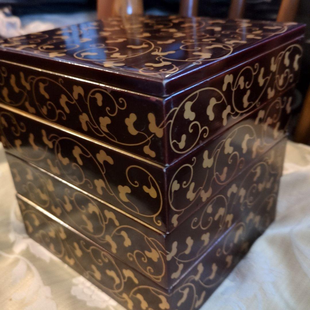木製漆塗り蒔絵4段重箱箱入り 16x15x高さ17センチ