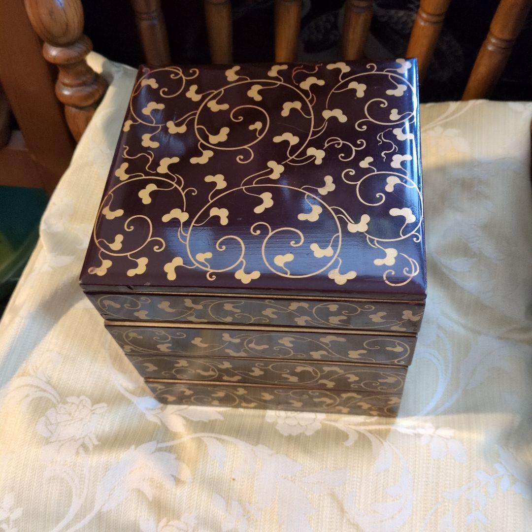 木製漆塗り蒔絵4段重箱箱入り 16x15x高さ17センチ