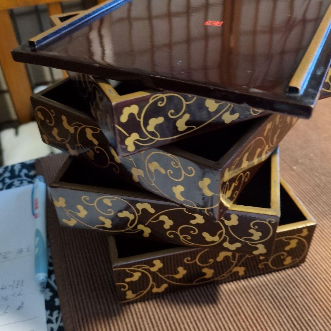 木製漆塗り蒔絵4段重箱箱入り 16x15x高さ17センチ