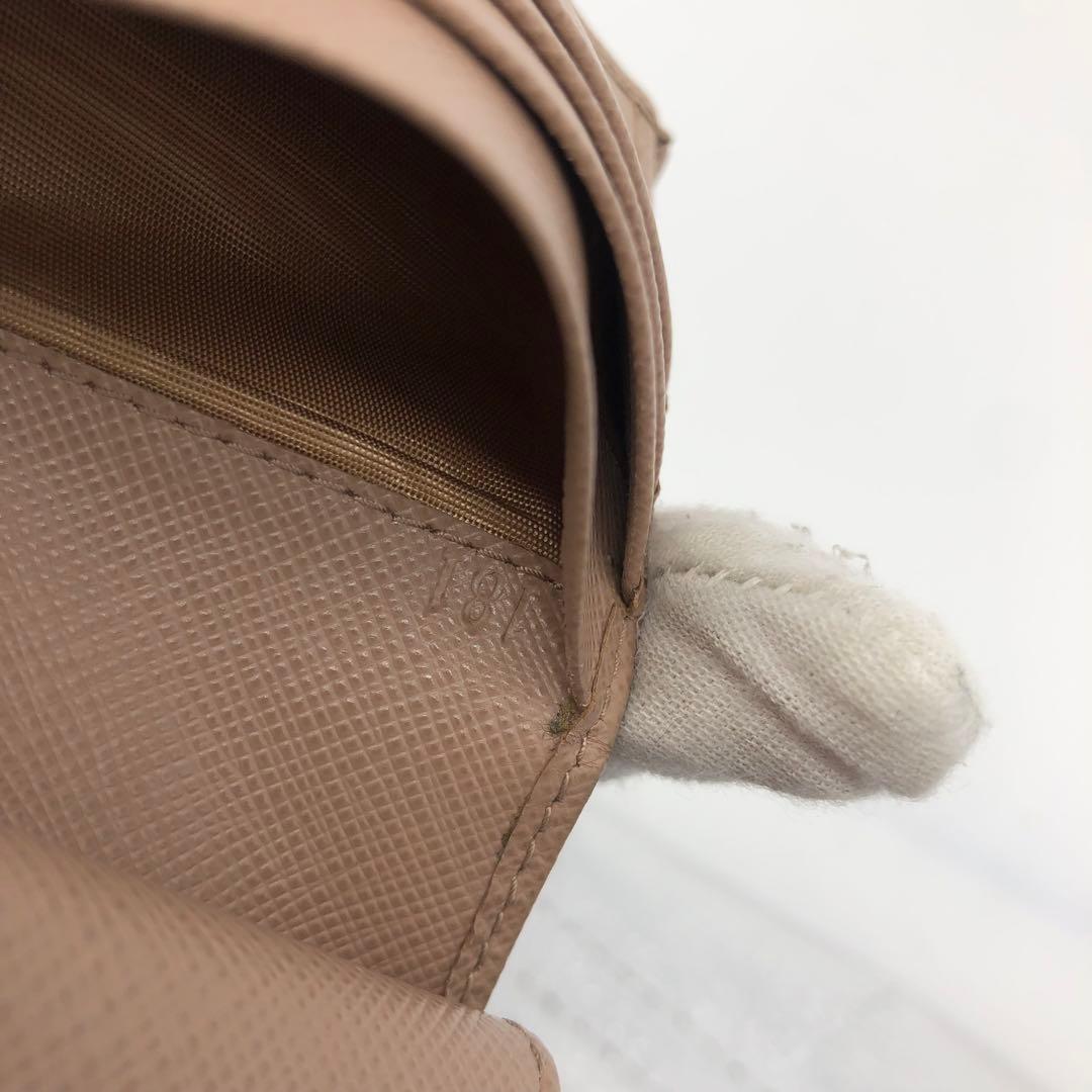 【近年型・美品✨】プラダ 二つ折り財布 サフィアーノレザー トライアングル