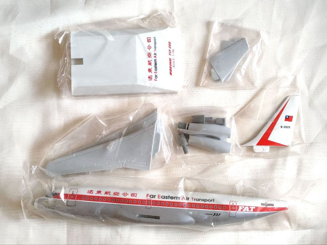 遠東航空　ボーイング 737-200 　1/130スケールモデル
