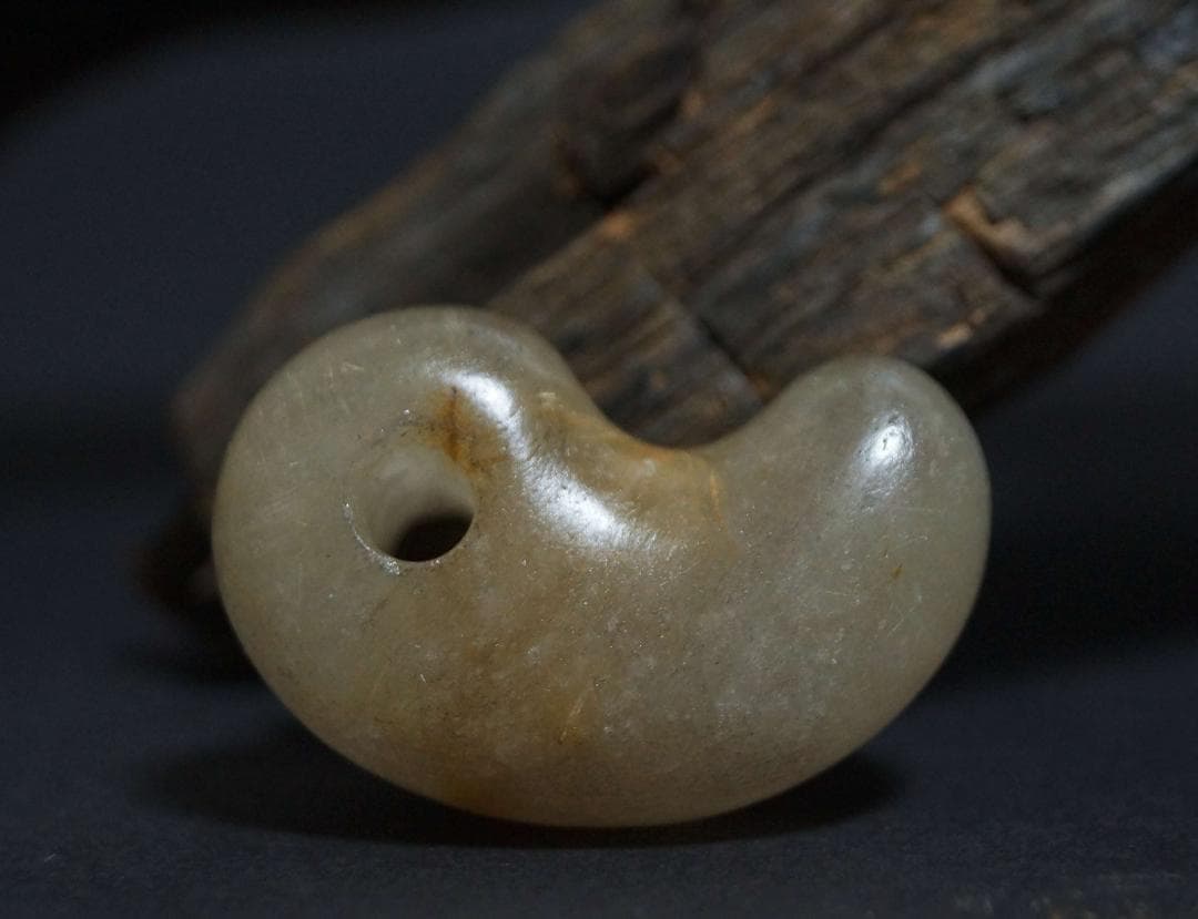 オールド天然水晶 古色大玉勾玉 根付 緒締玉 提げ物 装飾品 長さ3.2ｃｍ