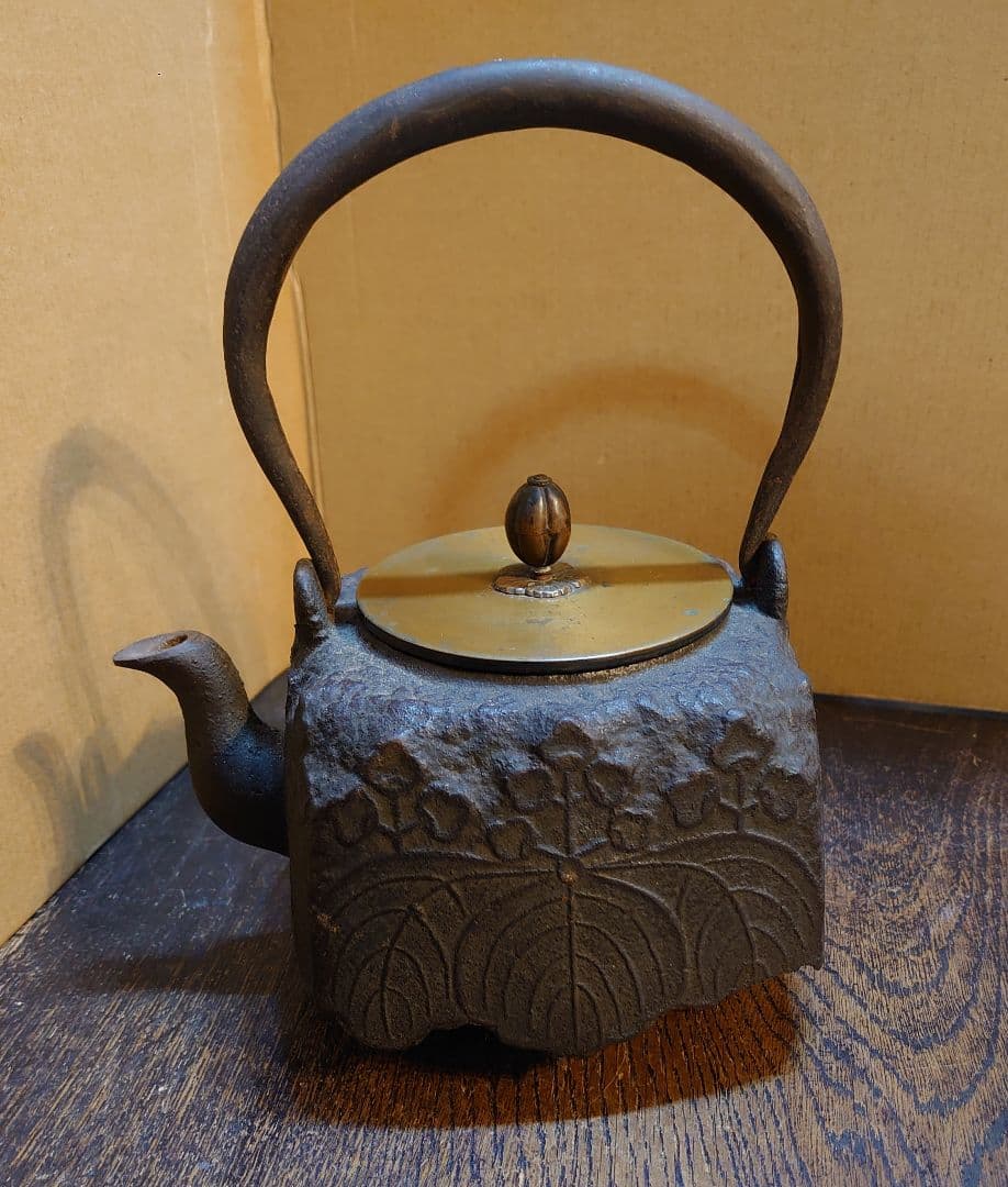 【京鉄瓶】『四方桐紋持ち手象嵌鉄瓶／龍雲堂造』箱付 横最大17cm 高さ21.5