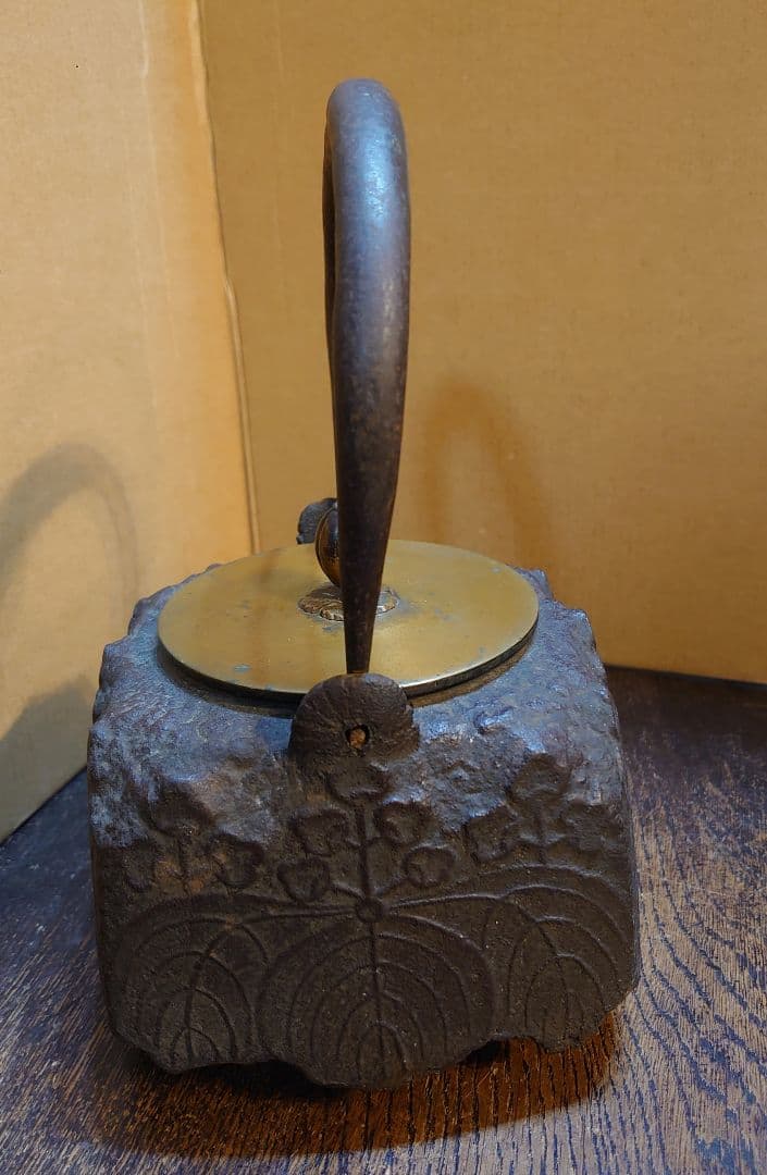 【京鉄瓶】『四方桐紋持ち手象嵌鉄瓶／龍雲堂造』箱付 横最大17cm 高さ21.5