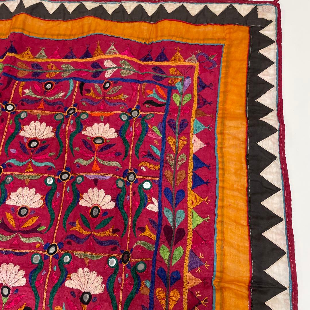 ウズベキスタン　刺繍テーブルクロス 約92cm x 92cm