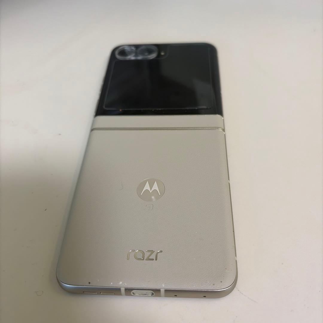 Motorola razr シルバー 6.2インチ折りたたみ式　本体のみ