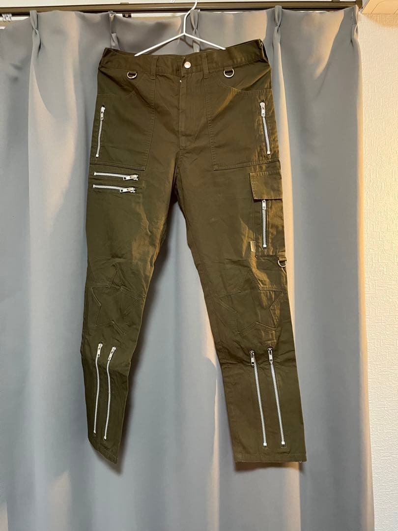 ネイビーアウターとオリーブグリーンパンツとレッドキャップセット