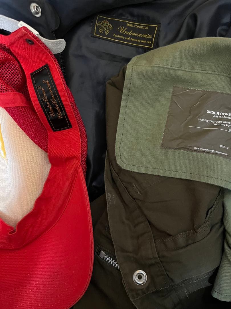 ネイビーアウターとオリーブグリーンパンツとレッドキャップセット