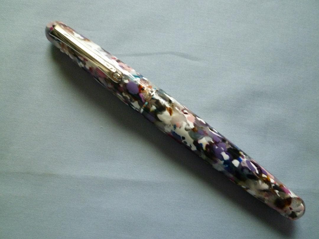 モンテグラッパ　エルモ アンビエンテ カレイド 万年筆