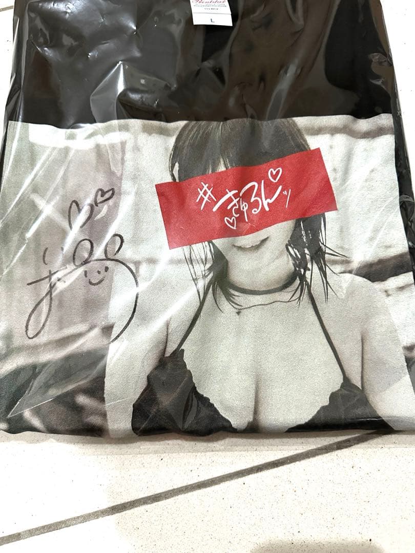 直筆サイン入り 伊織もえ きゅるんTシャツ 2種 スウェット アクスタ バッジ