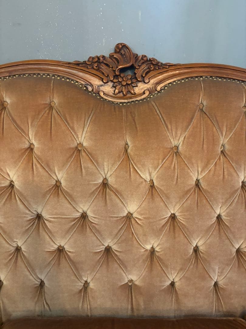 ヨーロッパアンティーク3人掛けソファボタン絞りベルベットソファ