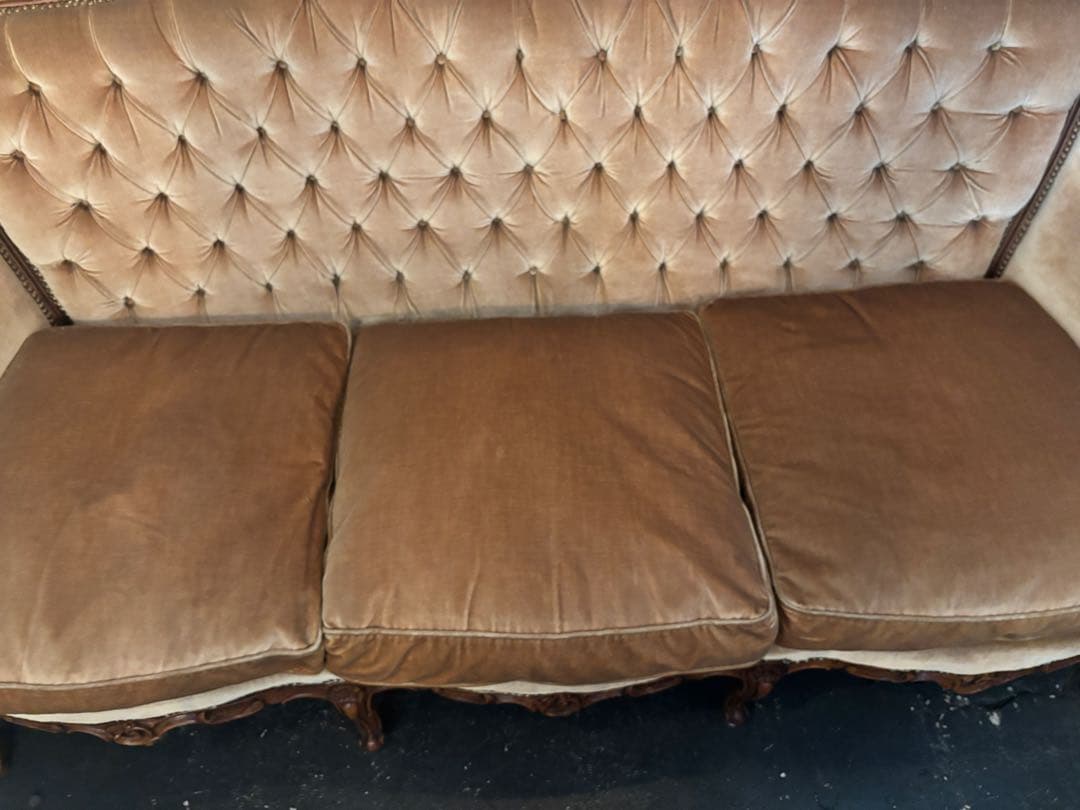 ヨーロッパアンティーク3人掛けソファボタン絞りベルベットソファ