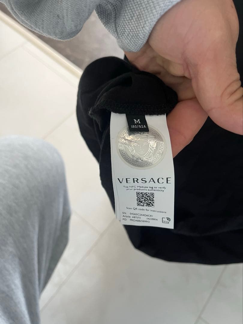 ベルサーチ　tシャツ