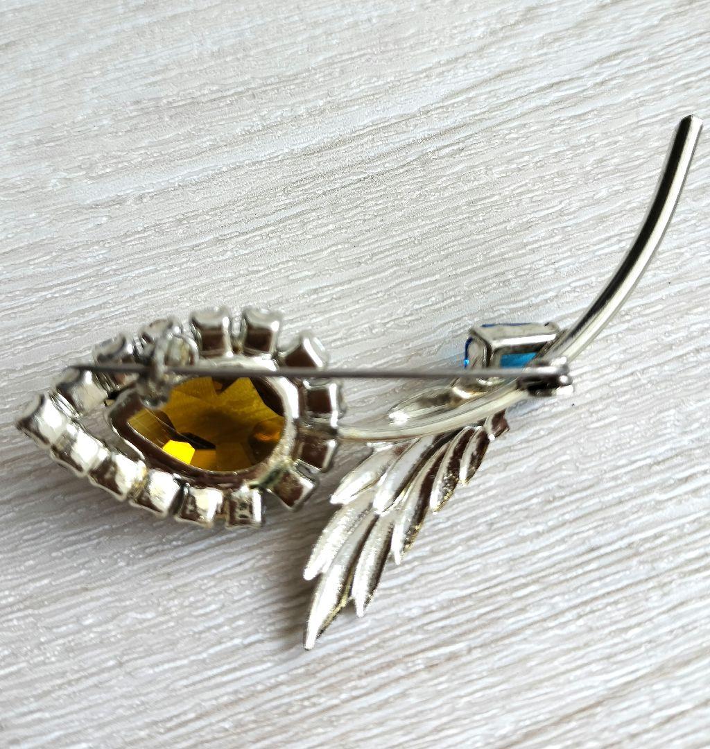 アンバーカラー雫型フラワー 虹色 ネオンブルー ビジュー ブローチと他1点