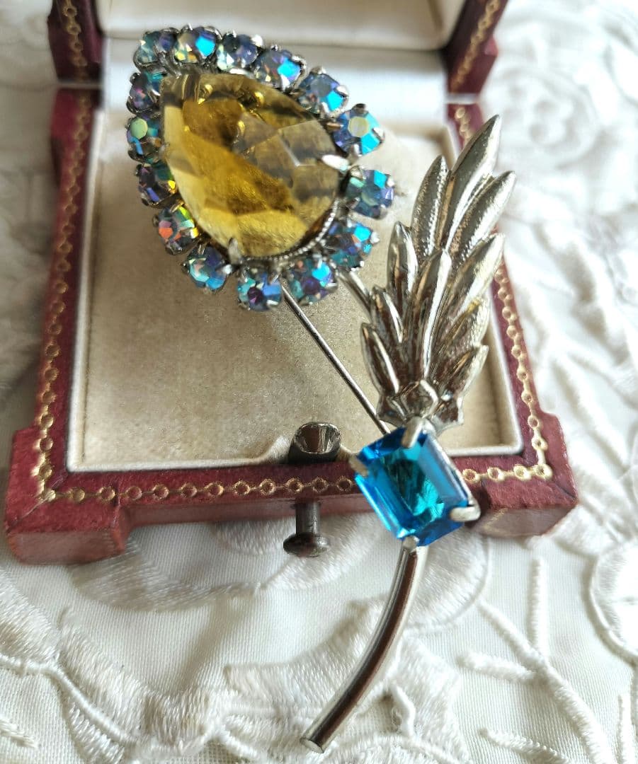 アンバーカラー雫型フラワー 虹色 ネオンブルー ビジュー ブローチと他1点