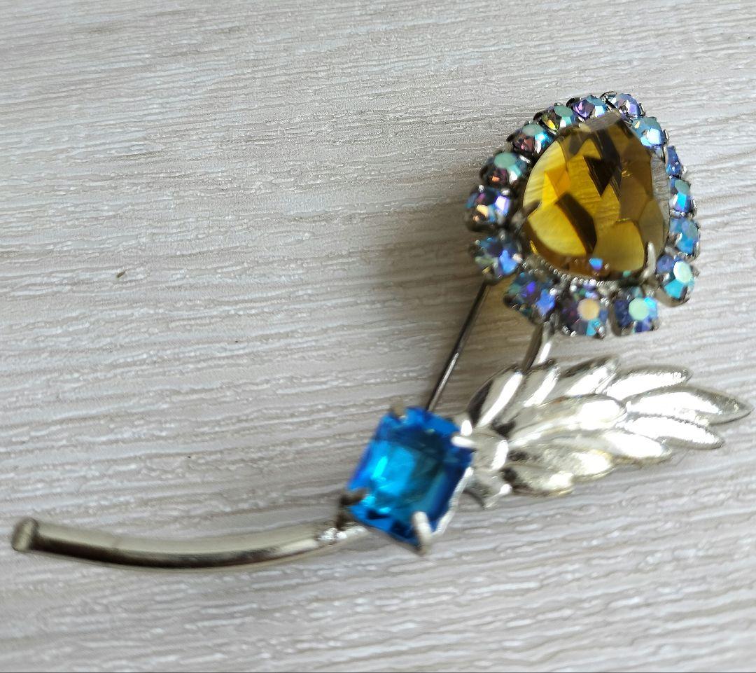 アンバーカラー雫型フラワー 虹色 ネオンブルー ビジュー ブローチと他1点