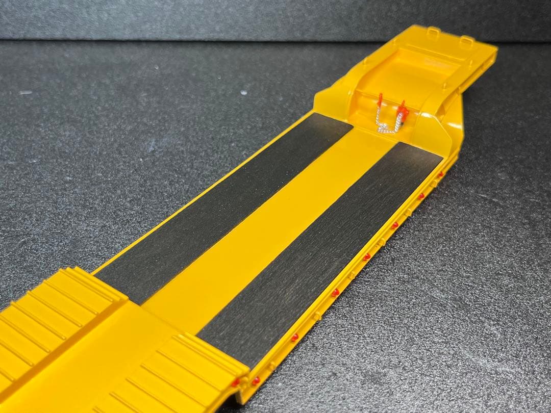 【アイル】　1/50 3軸低床トレーラー自動あゆみ付 建機 SCANIA