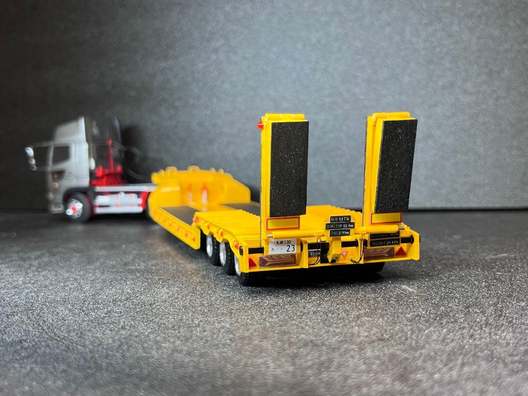 【アイル】　1/50 3軸低床トレーラー自動あゆみ付 建機 SCANIA
