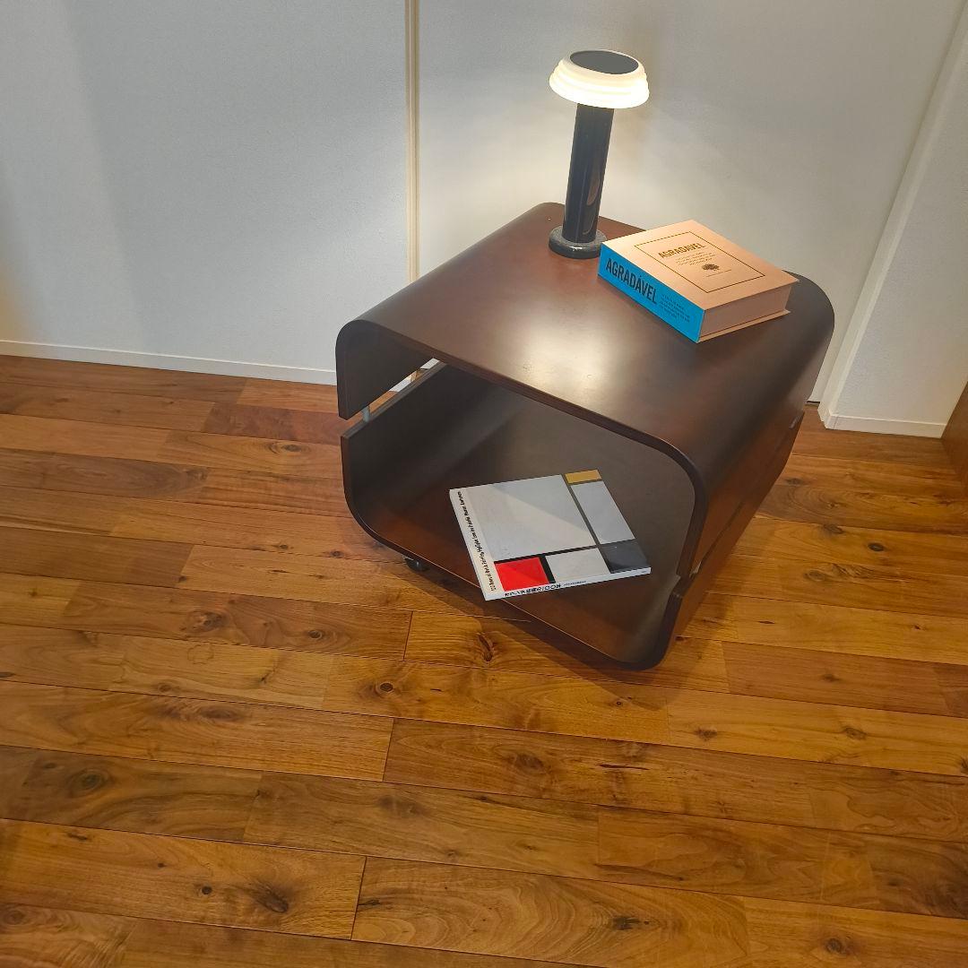 ミッドセンチュリー　ブラウン　木製サイドテーブル ボールキャスター付き　曲げ木