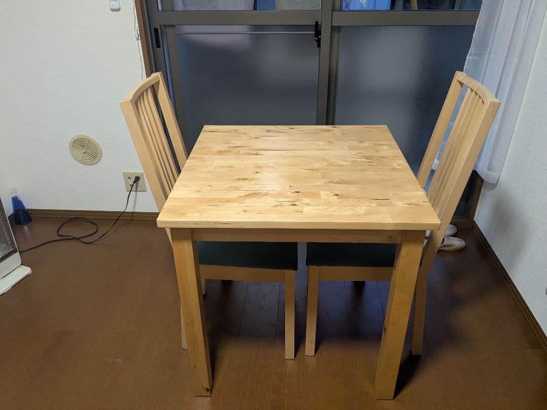 無垢材の正方形ダイニングテーブルと椅子セット