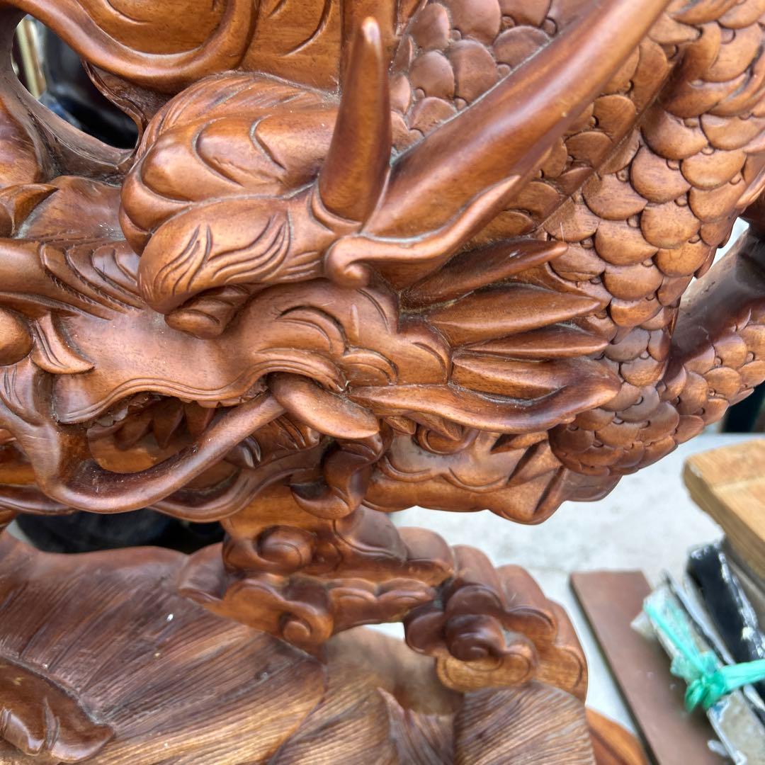 大きな　龍の彫刻