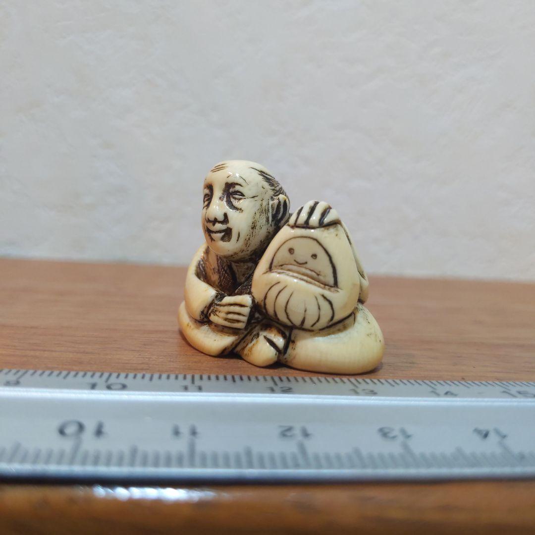 時代提げ物 人物根付 天然素材 在銘【翁と福だるま】高さ約2.9cm重さ約20ｇ