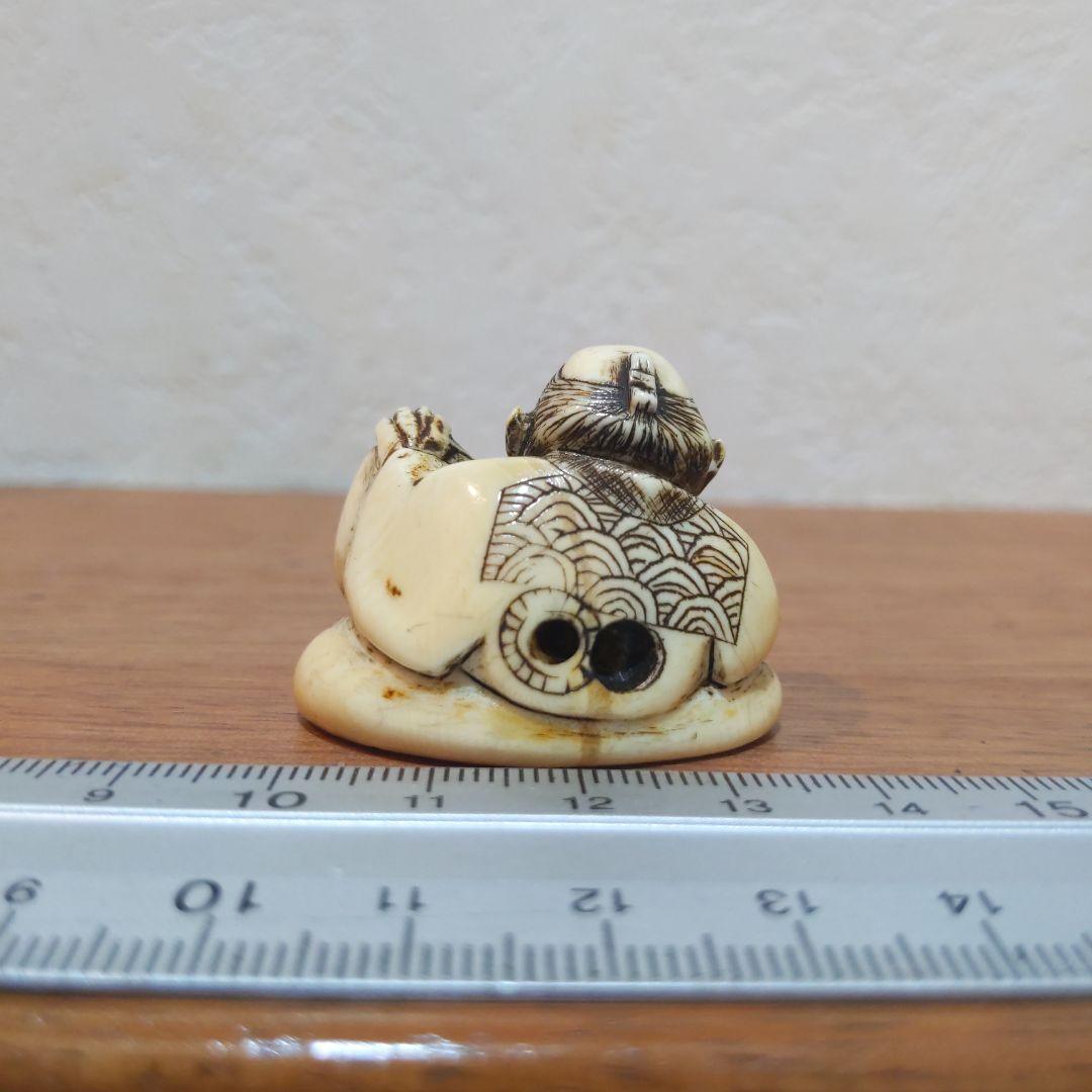 時代提げ物 人物根付 天然素材 在銘【翁と福だるま】高さ約2.9cm重さ約20ｇ