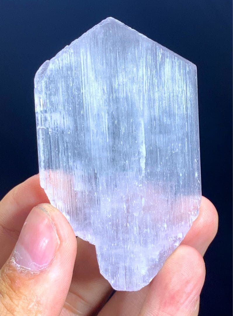 V字型にカットされたピンク色のクンツァイトクリスタル