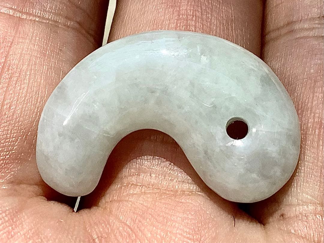 ✳吉祥開運　糸魚川翡翠勾玉*氷*アイスジェイド勾玉　極上品質　激安鑑別書取得品‼️