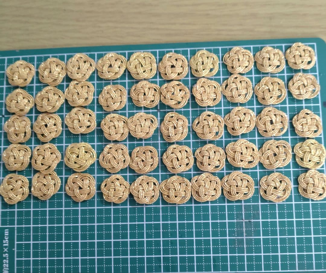 水引パーツ　梅結び　ゴールド300個　シルバー200個