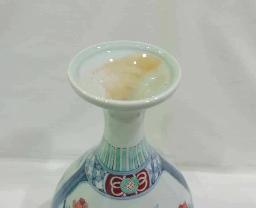 五代　佐藤走波の豪華な\"色絵花鳥文大花瓶\"です。