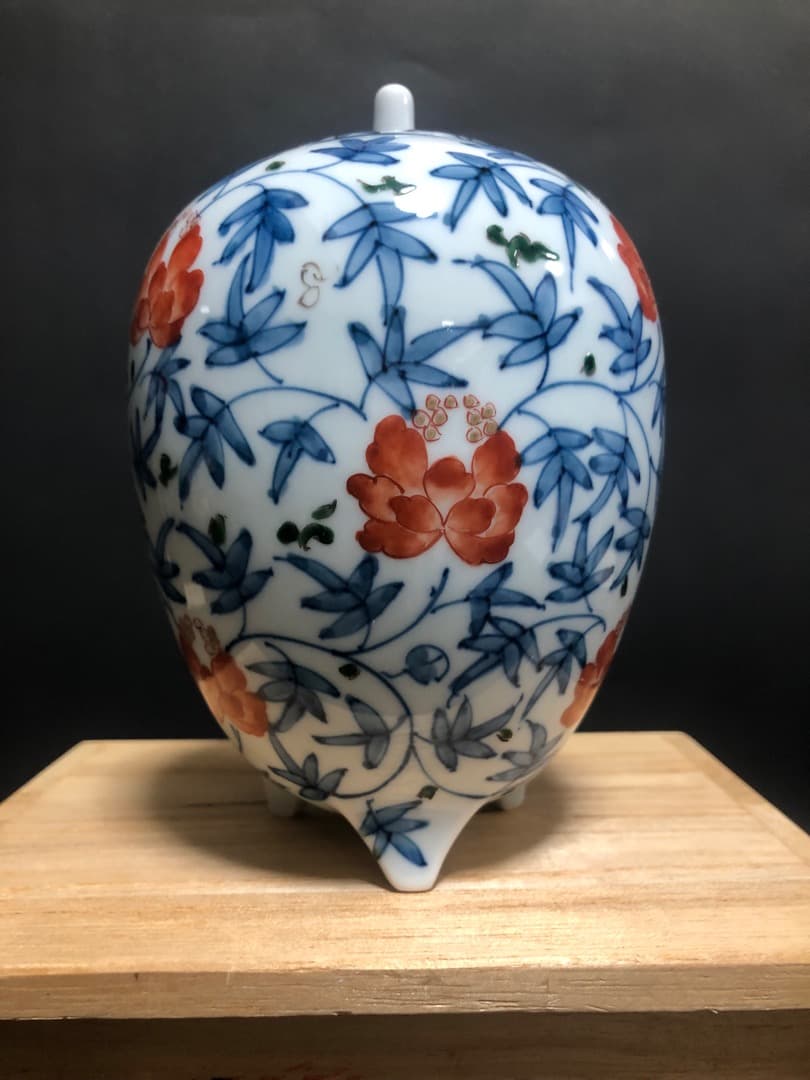 ゆゆです有田焼　色絵唐花文香炉　丈右衛門造　共箱　美品