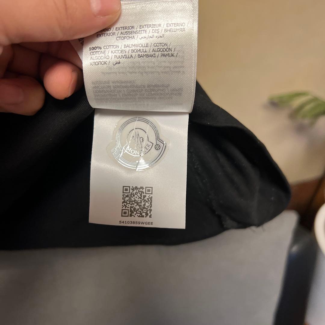 MONCLER 黒 Tシャツ ラバーロゴ付き